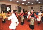 Nov. 22, 2018 -- Photo shows students of Shigatse No.3 Senior High School learning dance with accompaniment of Tibetan guitar. [China Tibet News/Tenzin Chophel]