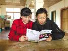Photo shows cadres of People’s Procuratorate in Nyingchi City learning Menba language in Ba Dengze Village of Deshing Town. [China Tibet News/Pan Lu]