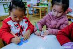 Dec. 3, 2018 -- Children write post cards to be sent with scarves at a kindergarten in Hangzhou, capital of east China`s Zhejiang Province on Nov. 30, 2018. About 100 colorful scarves, made by the children of an attached kindergarten of Zhejiang University, will be sent to the children in Nagqu City, southwest China`s Tibet Autonomous Region as gifts. (Xinhua/Xu Yu)