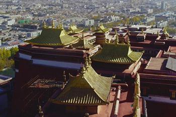 Golden roofs of Potala Palace shine in glory after renovation