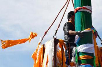 Jokhang Temple gets new pillar flags