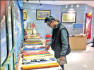 Feb. 22, 2019 -- Visitors choosing Tibetan paper. [Photo/Wang Yahui, Wang Xuefei]