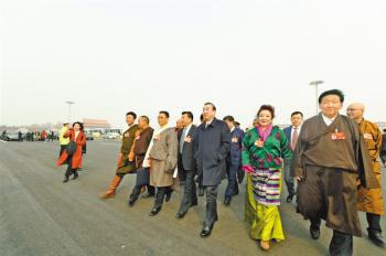 Tibet NPC deputies and CPPCC members arrive in Beijing