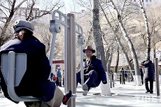 Daily life in Dzongyab Lukhang Park, Lhasa