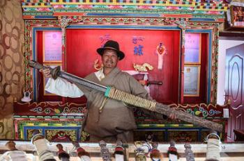 In pics: sixth-generation inheritor of Yigong Tibetan knife