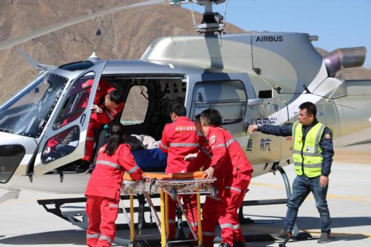 Tibet Yunying Medical Rescue workers participate in an air rescue drill in Lhasa, capital of the Tibet autonomous region. （Photo/CHINA DAILY）