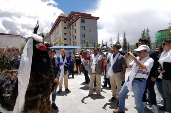 Global visitors gather in Tibet for a field trip