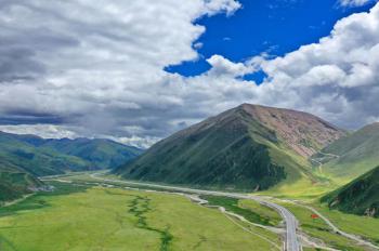Summer scenery lines Tibetan highway