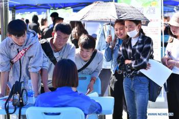 Job fair for college graduates held in China’s Tibet