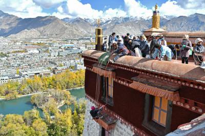 1,300-year-old Potala Palace in Tibet gets annual facelift
