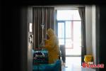 Feb.5,2020 -- A doctor treats a confirmed patient of novel coronavirus pneumonia in Lhasa, southwest China`s Tibet Autonomous Region. Tibet reported the first confirmed case of novel coronavirus pneumonia on January 28, 2020. （Photo: China News Service/ He Penglei）
