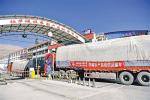 Feb.19,2020 -- Tibet agricultural products supply transport team from Sichuan is arriving at a wholesale market of agricultural and sideline products in Lhasa City, capital of southwest China`s Tibet Autonomous Region. [Xinhua/Zhang Rufeng]