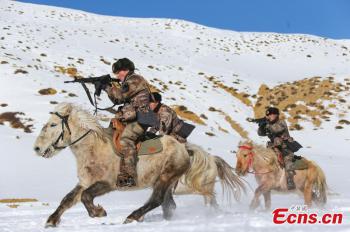Police trained on horseback in Tibet