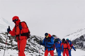 Mt. Qomolangma remeasuring surveyors arrive at base camp at a height of 6,500 meters