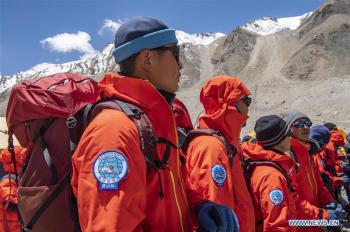 Chinese surveyors set out to measure height of Mount Qomolangma