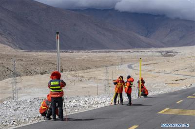 Chinese surveyors conduct leveling for remeasuring Mt. Qomolangma