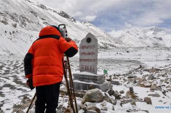 Chinese expedition conducts surveying at Mount Qomolangma base camp