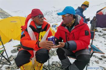 Chinese surveyors return to advance camp at altitude of 6,500 meters on Mt. Qomolangma