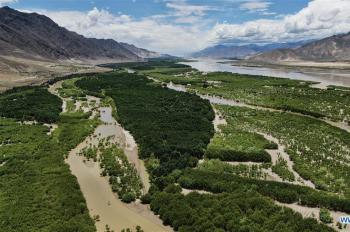 Scenery along Yarlung Zangbo River in Shannan, Tibet