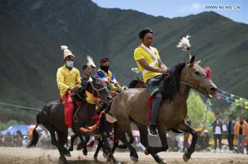 Horse race held in Lhasa, southwest China’s Tibet