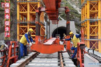 Track laying work carried out on grand bridge of Lhasa-Nyingchi railway