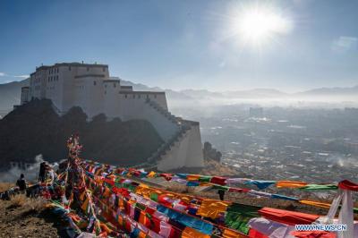 People hang new prayer flags to pray for peace, prosperity in Tibet