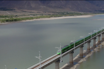Bullet train debuts on new railway in Tibet, China