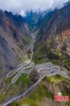Sept.2,2021 -- Aerial photo taken in August 2021 shows a winding road on a mountain at about 5,000 meters above sea level before entering Yumai Township in Shannan, southwest China`s Tibet Autonomous Region. (Photo: China News Service/Jiang Feibo)