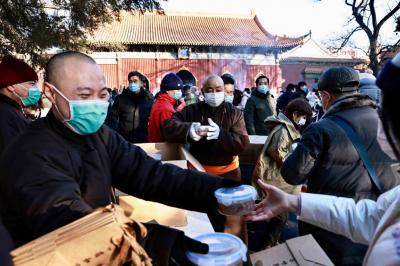 Lama Temple shares free Laba porridge with neighbors