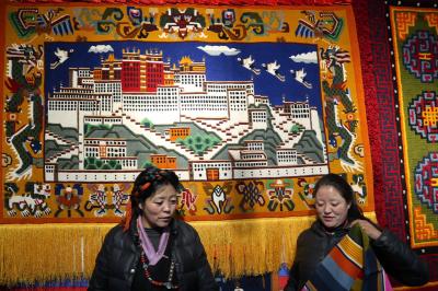 Tibetan village weaves its way to prosperity