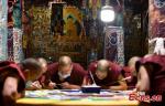 Monks work on a mandala sand painting at the Kundeling Monastery, Lhasa, capital of southwest China`s Tibet Autonomous Region, March 9, 2022. (Photo provided to China News Service)