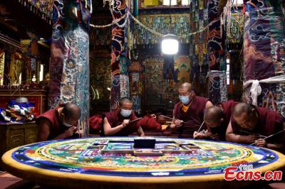 Monks create sacred 'sand mandala' in Tibet