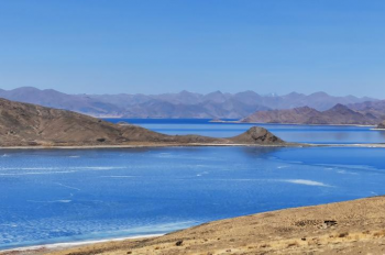 Scenery of Yamzbog Yumco Lake in Tibet