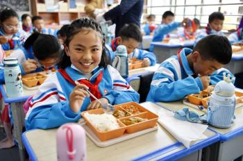 “Central kitchen” provides nutritious meals for students in Lhasa of SW China’s Tibet