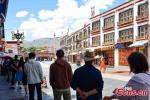 People queue to take nucleic acid testing at a community in Lhasa, southwest China`s Tibet Autonomous Region, Aug. 9, 2022. (Photo/China News Service)