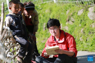 Feature: Volunteer teacher helps students in Tibet pursue art dream