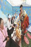 Guests enjoy the Tibetan-style wedding feast in a tent.[Photo provided by Zhu Xingxin/China Daily]