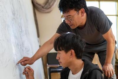 Father-son duo's pursuit of promoting Tibetan intangible heritage