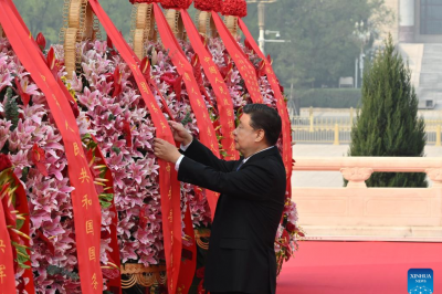 Xi pays tribute to national heroes on Martyrs' Day