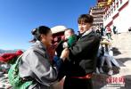 Tourists visit the Potala Palace in Lhasa, southwest China`s Tibet Autonomous Region, Jan. 3, 2023. (Photo: China News Service/Li Lin)