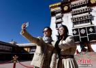 Tourists take selfies at the Potala Palace in Lhasa, southwest China`s Tibet Autonomous Region, Jan. 3, 2023. (Photo: China News Service/Li Lin)