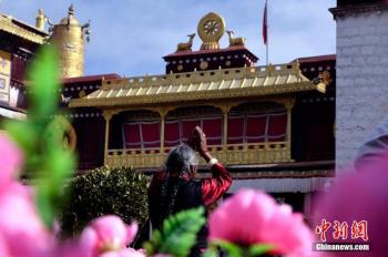 Pilgrims visit Lhasa in winter