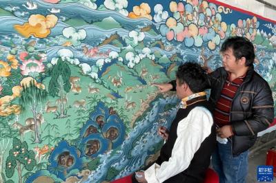 What are the symbols of cultural blending in thangka, 'Oriental Oil Painting'?