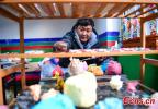 A craftsman makes butter sculptures to greet the upcoming Losar, or Tibetan New Year in Lhasa, southwest China`s Tibet Autonomous Region, Feb. 7, 2023. (Photo/China News Service)