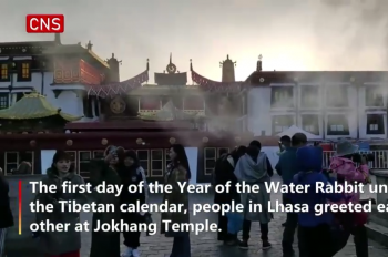 Tibetans welcome New Year at Jokhang Temple