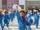 Students from the Dongcheng Branch of Lhasa Experimental Primary School enjoy playing frisbee. [Photo by Dekyi Drolma/For chinadaily.com.cn]