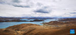 This photo taken with a mobile phone shows the scenery of the Yamzbog Yumco Lake, southwest China`s Tibet Autonomous Region, May 1, 2023. (Xinhua/Shen Hongbing)