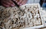 Lhaba Cering makes a woodcarving art craft piece in Lhasa, capital of southwest China`s Tibet Autonomous Region, April 25, 2023.(Xinhua/Jigme Dorje)