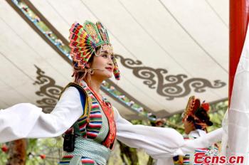 Tibetan Opera staged in Norbulingka during May Day holiday