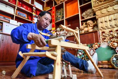 Craftsman promotes Tibetan woodcarving in Lhasa